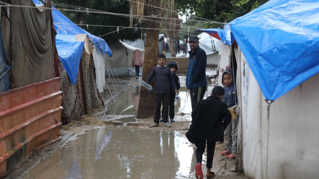 Gazze'deki çadır kamplarını vuran yağış felaketi 1